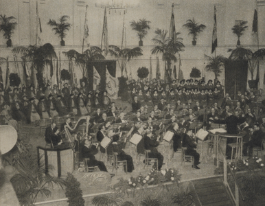 300285 Afbeelding van het orkest in het Gebouw Tivoli (Kruisstraat 1) te Utrecht tijdens de aldaar gehouden 8e ...